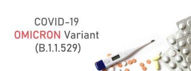 Covid-19 yeni omicron virüsü varyantı sembolü. Beyaz zemin üzerinde 'Covid 19 Omicron Varyantı' ve ateş ölçer ve ilaç hapları içeren kavramsal kelimeler. Tıbbi ve COVID-19 yeni omicron türü mutasyon konsepti.