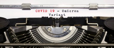 Covid-19 yeni omicron virüsü varyantı sembolü. Klasik daktiloda yazılmış 'Covid 19 Omicron Variant' kavramını kullan. Tıbbi ve COVID-19 yeni omicron türü mutasyon konsepti.