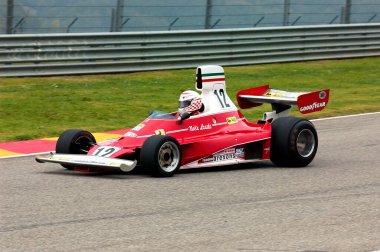 Scarperia, 21 Ekim 2005: 1975 Dünya Finalleri sırasında İtalya 'daki Mugello Pisti' nde Ferrari F1 312T eski Niki Lauda ile bilinmeyen koşu