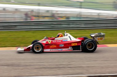 Scarperia, 21 Ekim 2005: Tarihsel Ferrari F1 312T2 ile bilinmeyen koşu 1976 Dünya Finalleri sırasında İtalya 'daki Mugello Pisti' nde Niki Lauda
