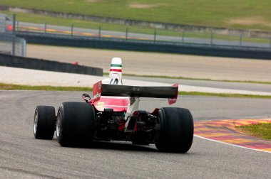 Scarperia, 21 Ekim 2005: 1975 Dünya Finalleri sırasında İtalya 'daki Mugello Pisti' nde Ferrari F1 312T eski Niki Lauda ile bilinmeyen koşu