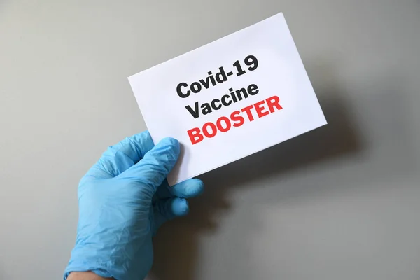 Mano Del Médico Sostiene Libro Blanco Con Texto Covid Vaccine —  Fotos de Stock