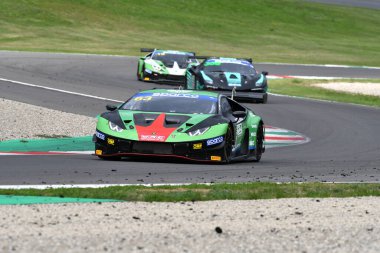 Mugello Pisti, İtalya - 8 Ekim 2021: Lamborghini Huracan GT3 Evo Ghiotto - Frassineti takımı İtalya Şampiyonası 'nın Mugello Pisti' nde oynanan ön eleme oturumunda.