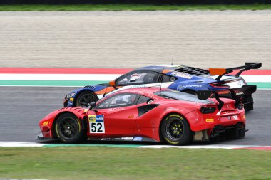 Mugello Pisti, İtalya - 8 Ekim 2021: Ferrari 488 GT3 AF Corse takımının Evo 'su Delacour - Sbirazzuoli İtalya Şampiyonası' nın GT oturumu sırasında Mugello Pisti 'nde.