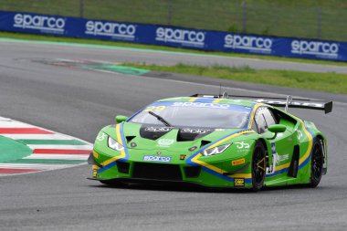Mugello Pisti, İtalya - 8 Ekim 2021: Lamborghini Huracan GT3 VSR sürücüsü Iacone - İtalyan Şampiyonası 'nın GT oturumu sırasında Tempesta.