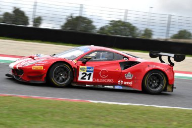 Mugello Pisti, İtalya - 8 Ekim 2021: Ferrari 488 GT3 Takım AF Corse sürücüsü Mann - Cressoni İtalya Şampiyonası 'nın GT oturumu sırasında Mugello Pisti' nde.