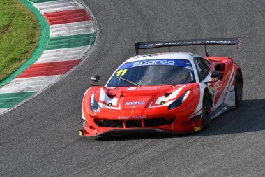 Mugello Pisti, İtalya 8 Ekim 2021: Ferrari 488 GT3 Earle - Schir takımından Evo İtalyan Şampiyonası GT yarışında Mugello Pisti 'nde.