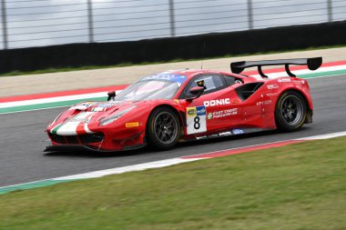 Mugello Pisti, İtalya - 8 Ekim 2021: Ferrari 488 GT3 Corse takımından Evo Schreiner - Hudspeth İtalyan Şampiyonası 'nın GT oturumu sırasında Mugello Pisti' nde.