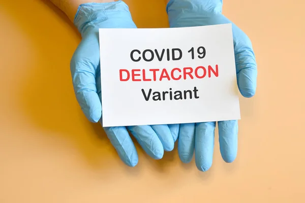 Covid Nová Varianta Deltacron Ruce Lékaře Modrých Rukavicích Drží Bílý — Stock fotografie