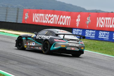 Mugello Pisti, İtalya - 8 Ekim 2021: İtalyan Şampiyonası 'nın Qualifyng oturumu sırasında Ferri - Bettera tarafından sürülen NovaRace Motorsport takımından Mercedes AMG GT4