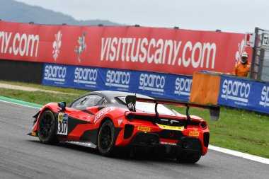 Mugello Pisti, İtalya - 8 Ekim 2021: Ferrari 488 Challenge Evo KESSEL MOTORSPORT sürücüsü Fons Scheltema İtalya Şampiyonası 'nın ön eleme oturumu sırasında GT