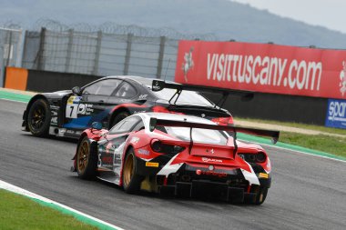 Mugello Pisti, İtalya - 8 Ekim 2021: Ferrari 488 GT3 Team RS Racing Drive by Di Amato - Naussbaumer İtalyan Şampiyonası 'nın GT oturumu sırasında Mugello Pisti' nde.