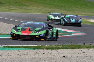 Mugello Pisti, İtalya - 8 Ekim 2021: Lamborghini Huracan GT3 Evo Ghiotto - Frassineti takımı İtalya Şampiyonası 'nın Mugello Pisti' nde oynanan ön eleme oturumunda.