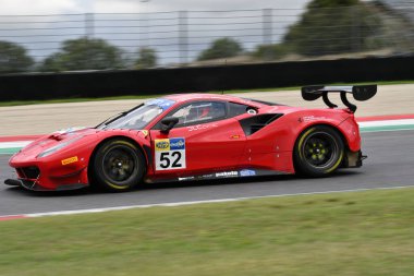 Mugello Pisti, İtalya - 8 Ekim 2021: Ferrari 488 GT3 AF Corse takımının Evo 'su Delacour - Sbirazzuoli İtalya Şampiyonası' nın GT oturumu sırasında Mugello Pisti 'nde.