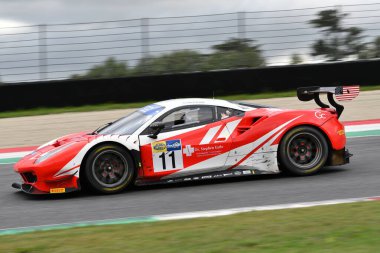 Mugello Pisti, İtalya 8 Ekim 2021: Ferrari 488 GT3 Earle - Schir takımından Evo İtalya Şampiyonası 'nın GT oturumu sırasında Mugello Pisti' nde.