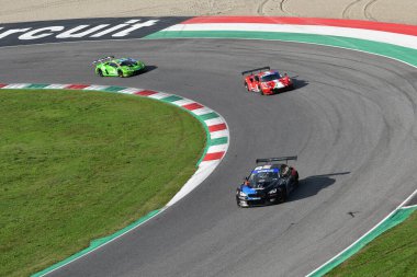 Mugello Pisti, İtalya - 8 Ekim 2021: BMW M6 GT3 Komandini-Zug İtalyan Şampiyonası GT yarışları sırasında İtalya 'nın Mugello Pisti' nde.