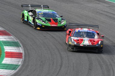 Mugello Pisti, İtalya - 8 Ekim 2021: Ferrari 488 GT3 Corse takımından Evo Schreiner - Hudspeth İtalyan Şampiyonası GT yarışında Mugello Pisti 'nde.