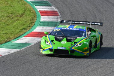 Mugello Pisti, İtalya - 8 Ekim 2021: Lamborghini Huracan GT3 VSR sürücüsü Iacone - İtalyan Şampiyonası GT yarışında Tempesta.