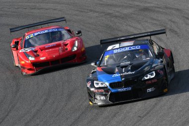 Mugello Pisti, İtalya - 8 Ekim 2021: BMW M6 GT3 Komandini-Zug İtalyan Şampiyonası GT yarışları sırasında İtalya 'nın Mugello Pisti' nde.