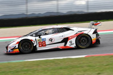 Mugello Pisti, İtalya - 8 Ekim 2021: Lamborghini Huracan GT3 Perolini 'nin LP Racing takımından Evo - Cecotto İtalya Şampiyonası' nın GT oturumu sırasında Mugello Pisti 'nde.