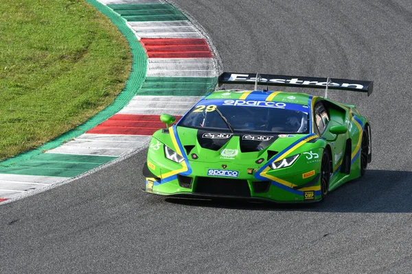 Mugello Pisti, İtalya - 8 Ekim 2021: Lamborghini Huracan GT3 VSR sürücüsü Iacone - İtalyan Şampiyonası GT yarışında Tempesta.