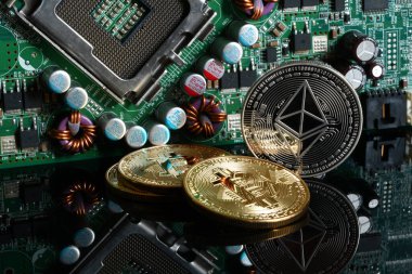 Elektronik bileşenleri olan Bitcoin ve Ethereum Kripto Para Birimi. Siyah yansıtıcı arkaplanda Sanal Para