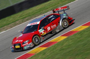 Mugello Pisti, İtalya 2 Mayıs 2008: Mike Rockenfeller Mugello Pisti 'ndeki DTM yarışı sırasında Rosberg Takımı' ndan Audi A4 DTM 2007 ile iş başında.