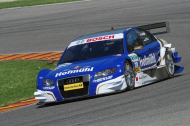 Mugello Pisti, İtalya 2 Mayıs 2008: Katherine Legge, Mugello Pisti 'ndeki DTM yarışı sırasında DTM Team Futurecim TME' den Audi A4 DTM 2006 ile iş başında.