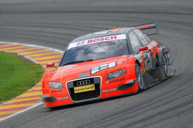 Mugello Pisti, İtalya 2 Mayıs 2008: Mugello Pisti 'ndeki DTM yarışı sırasında Audi A4 DTM 2006 ile birlikte hareket halindedir..
