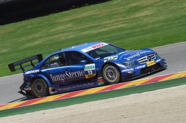 Mugello Pisti, İtalya 2 Mayıs 2008: Mugello Pisti 'ndeki DTM yarışı sırasında Persson Motorsport Team' in AMG Mercedes C-Klasse 2007 ile hareket halindeki Maro Engel.