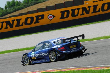 Mugello Pisti, İtalya 2 Mayıs 2008: Mugello Pisti 'ndeki DTM yarışı sırasında Persson Motorsport Team' in AMG Mercedes C-Klasse 2007 ile hareket halindeki Maro Engel.
