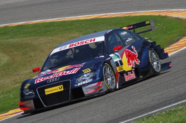 Mugello Pisti, İtalya 2 Mayıs 2008: Mugello Pisti 'ndeki DTM yarışı sırasında Audi A4 DTM 2008 ile birlikte hareket halindeydi.