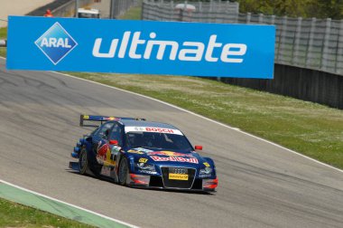 Mugello Pisti, İtalya 2 Mayıs 2008: Mugello Pisti 'ndeki DTM yarışı sırasında Audi A4 DTM 2008 ile birlikte hareket halindeydi.