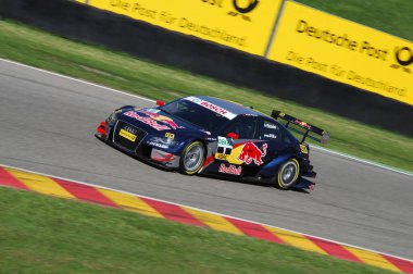 Mugello Pisti, İtalya 2 Mayıs 2008: Mugello Pisti 'ndeki DTM yarışı sırasında Audi A4 DTM 2008 ile birlikte hareket halindeydi.
