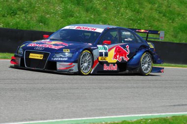 Mugello Pisti, İtalya 2 Mayıs 2008: Mugello Pisti 'ndeki DTM yarışı sırasında Audi A4 DTM 2008 ile birlikte hareket halindeydi.