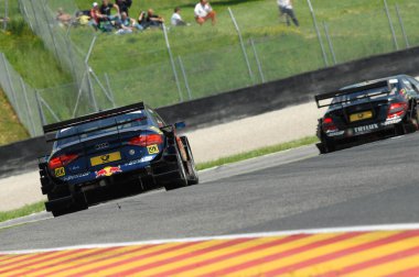 Mugello Pisti, İtalya 2 Mayıs 2008: Mugello Pisti 'ndeki DTM yarışı sırasında Audi A4 DTM 2008 ile birlikte hareket halindeydi.