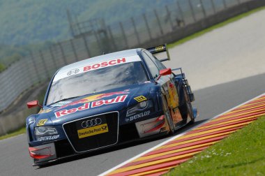 Mugello Pisti, İtalya 2 Mayıs 2008: Mugello Pisti 'ndeki DTM yarışı sırasında Audi A4 DTM 2008 ile birlikte hareket halindeydi.
