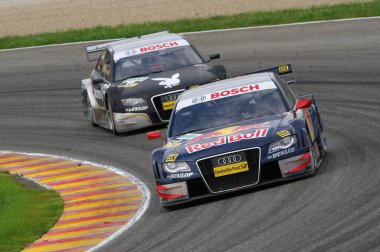 Mugello Pisti, İtalya 2 Mayıs 2008: Mugello Pisti 'ndeki DTM yarışı sırasında Audi A4 DTM 2008 ile birlikte hareket halindeydi.