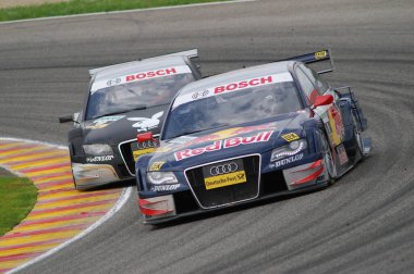 Mugello Pisti, İtalya 2 Mayıs 2008: Mugello Pisti 'ndeki DTM yarışı sırasında Audi A4 DTM 2008 ile birlikte hareket halindeydi.