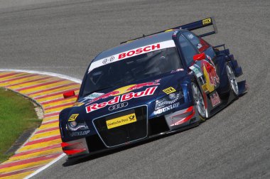 Mugello Pisti, İtalya 2 Mayıs 2008: Mugello Pisti 'ndeki DTM yarışı sırasında Audi A4 DTM 2008 ile birlikte hareket halindeydi.