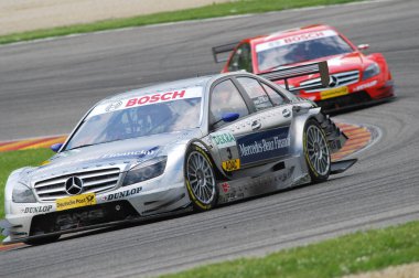 Mugello Pisti, İtalya 2 Mayıs 2008: Bruno Spengler Mugello Pisti 'ndeki DTM yarışı sırasında HWA takımının AMG Mercedes C-Klasse 2008 ile iş başında.