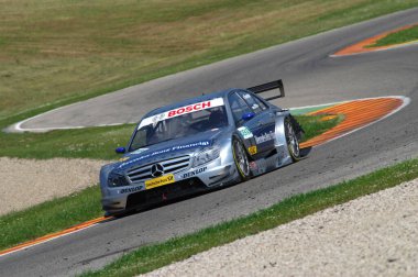 Mugello Pisti, İtalya 2 Mayıs 2008: Bruno Spengler Mugello Pisti 'ndeki DTM yarışı sırasında HWA takımının AMG Mercedes C-Klasse 2008 ile iş başında.