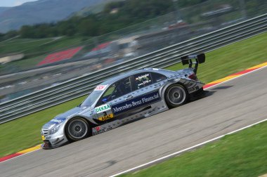 Mugello Pisti, İtalya 2 Mayıs 2008: Bruno Spengler Mugello Pisti 'ndeki DTM yarışı sırasında HWA takımının AMG Mercedes C-Klasse 2008 ile iş başında.