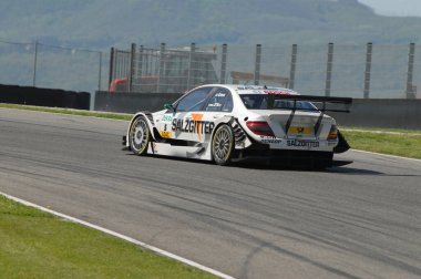 Mugello Pisti, İtalya 2 Mayıs 2008: Jamie Green Mugello Pisti 'ndeki DTM yarışı sırasında HWA Motor Sporları Takımı' ndan AMG Mercedes C-Klasse 2007 ile iş başında.