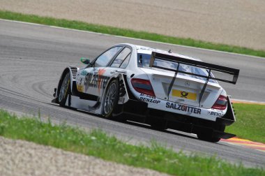 Mugello Pisti, İtalya 2 Mayıs 2008: Jamie Green Mugello Pisti 'ndeki DTM yarışı sırasında HWA Motor Sporları Takımı' ndan AMG Mercedes C-Klasse 2007 ile iş başında.