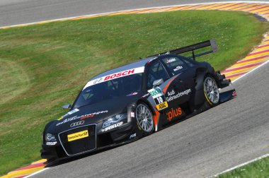 Mugello Pisti, İtalya 2 Mayıs 2008: Mugello Pisti 'ndeki DTM yarışı sırasında Audi A4 DTM 2008 ile birlikte hareket halindeydi.