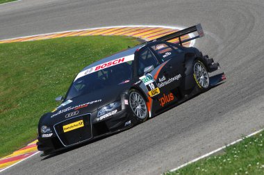 Mugello Pisti, İtalya 2 Mayıs 2008: Mugello Pisti 'ndeki DTM yarışı sırasında Audi A4 DTM 2008 ile birlikte hareket halindeydi.