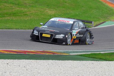 Mugello Pisti, İtalya 2 Mayıs 2008: Mugello Pisti 'ndeki DTM yarışı sırasında Audi A4 DTM 2008 ile birlikte hareket halindeydi.