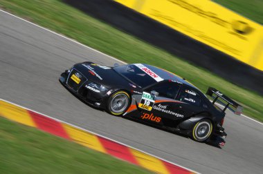 Mugello Pisti, İtalya 2 Mayıs 2008: Mugello Pisti 'ndeki DTM yarışı sırasında Audi A4 DTM 2008 ile birlikte hareket halindeydi.