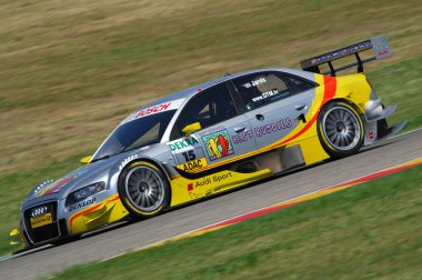 Mugello Pisti, İtalya 2 Mayıs 2008: Mugello Pisti 'ndeki DTM yarışı sırasında Oliver Jarvis, Phoenix takımı Audi A4 DTM 2007 ile iş başında.